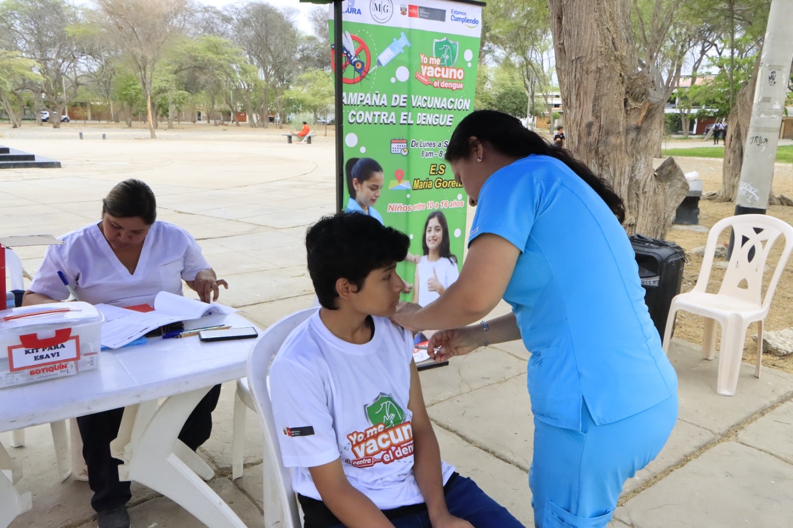 Vacunación a menores contra el dengue