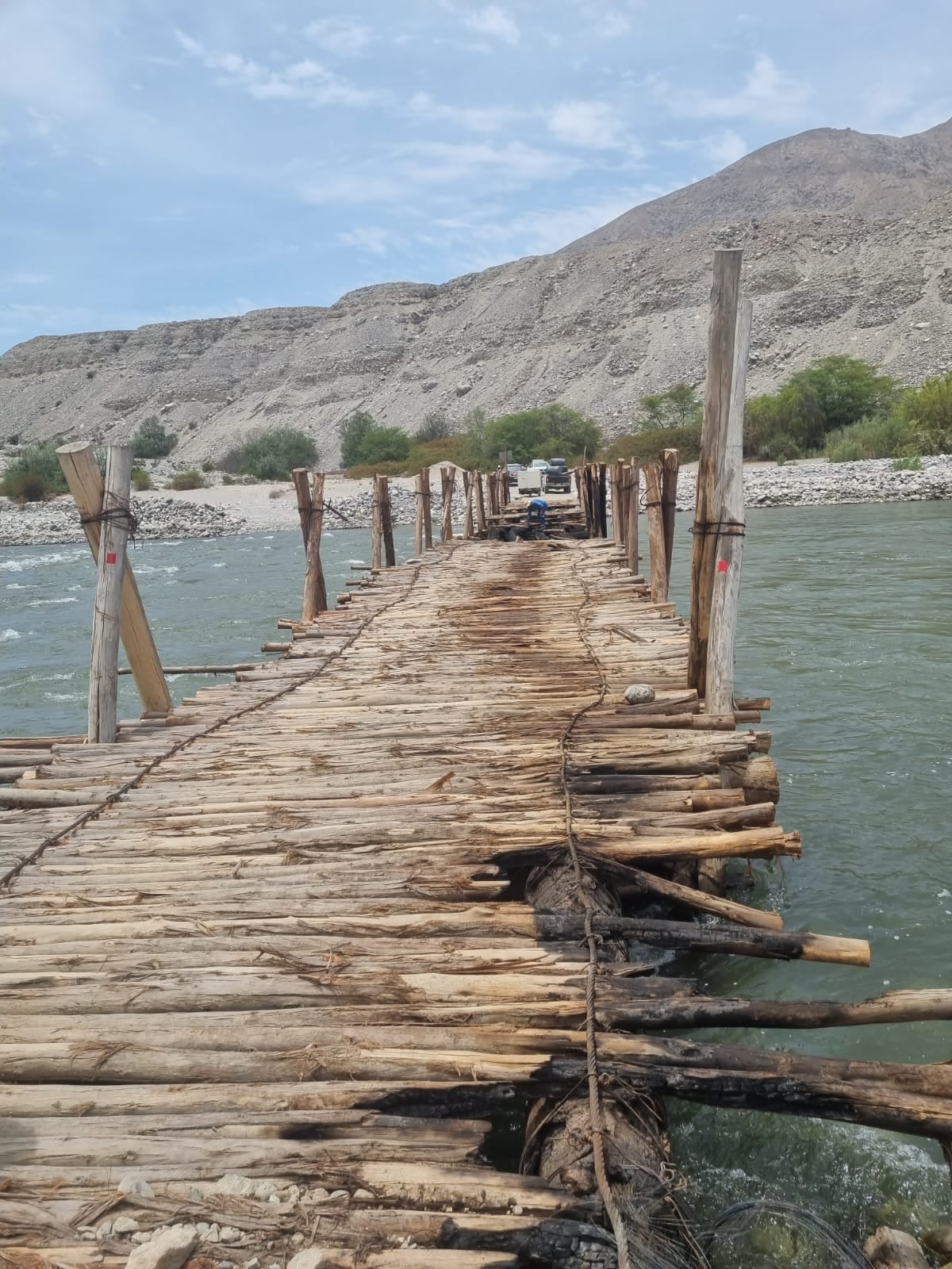 El puente fue quemado en ambos extremos y desconocen de los responsables (FOTO: Cortesía Jonathan Álvaro)