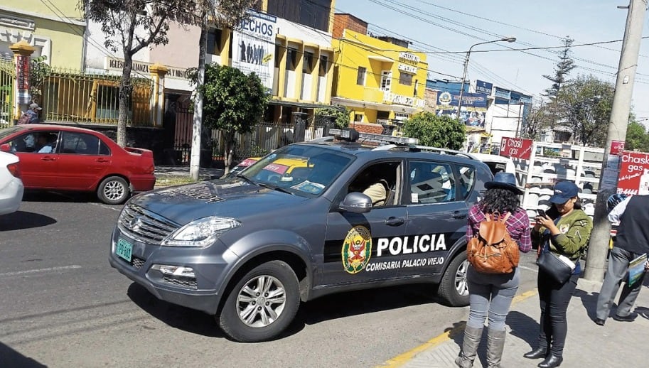 La agente logró que el hombre bajará de la unidad, pero comenzó a agredirla. (Foto: Difusión)