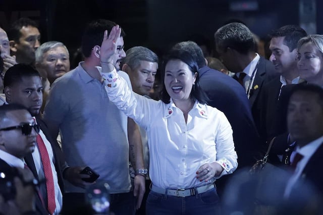 Keiko Fujimori saluda a sus simpatizantes tras pronunciarse sobre el conteo rápido (Fotos: Julio Reaño/GEC)