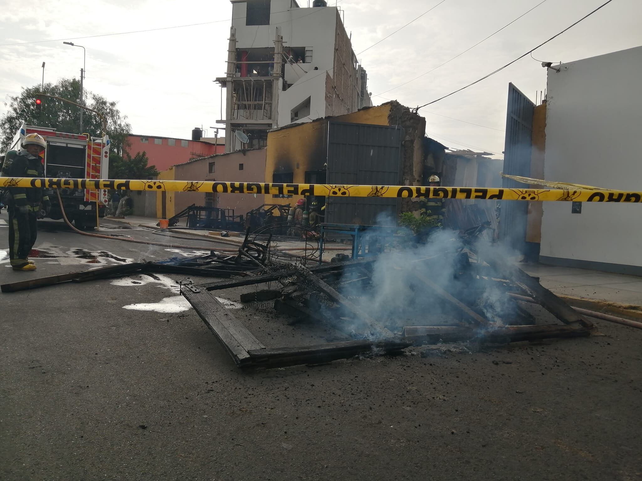 Según primeras pesquisas de los bomberos y la manifestación de la propietaria del inmueble, la explosión de un teléfono celular inició el siniestro que ha dejado importantes pérdidas económicas. Foto: Prensa Total.