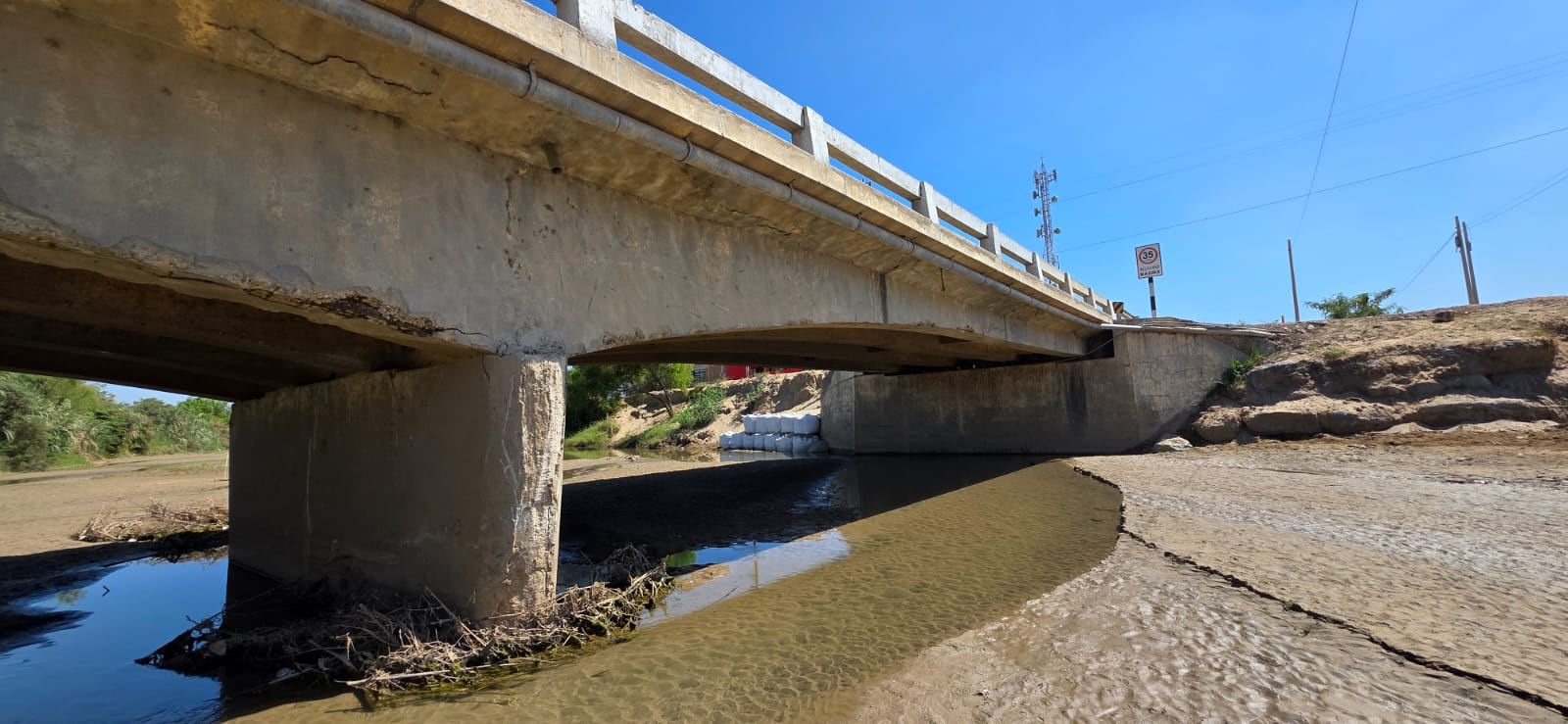 Inspección técnica del CIP Lambayeque evidencia concreto desprendido en puente.