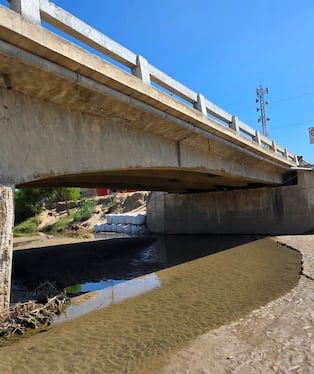 Inspección técnica del CIP Lambayeque evidencia concreto desprendido en puente.