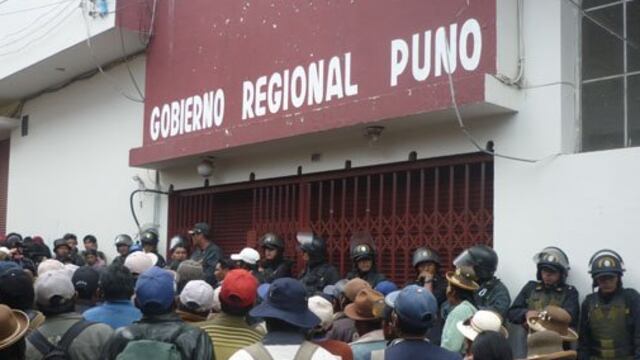 Pobladores de la zona lago protestan en el Gobierno Regional de Puno