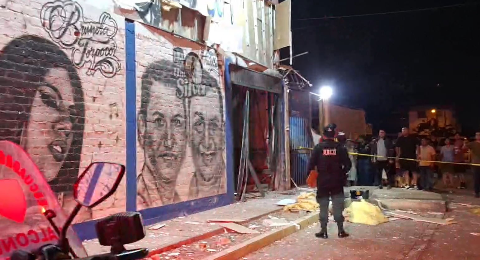 Según vecinos, también escucharon tres disparos. Explosión afectó varias viviendas.