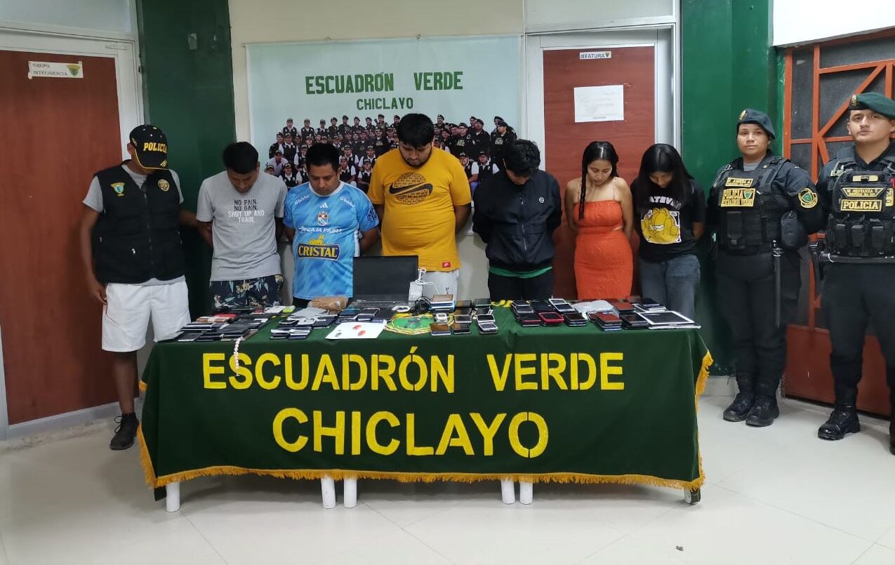 Tenían en su poder 156 teléfonos celulares sin documentación.