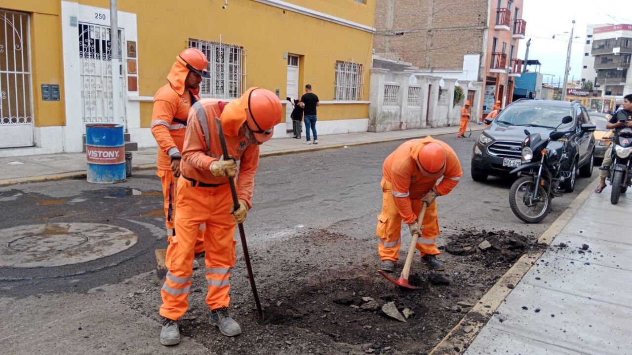 Arturo Fernández ofrece ejecutar trabajos en pistas de la ciudad.