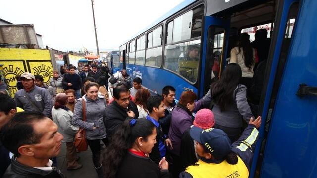 Población sufre por buses azules