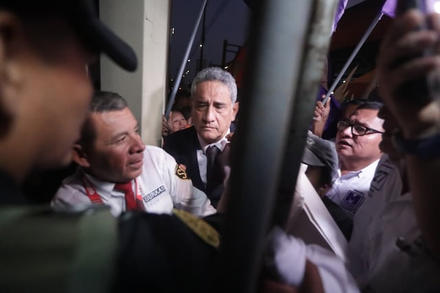 Simpatizantes de partidos llegan a exteriores del Centro de Convenciones por debate presidencial (Foto: Julio Reaño/GEC)