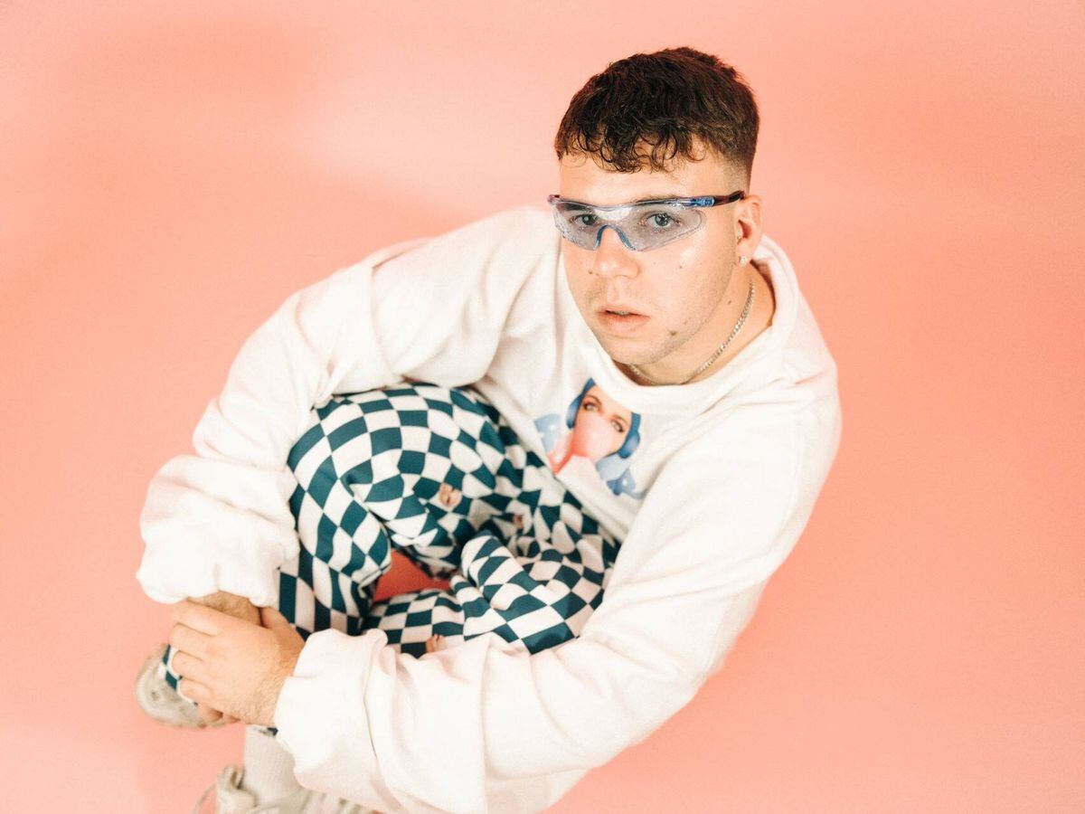 Quevedo llega a Lima tras triunfar en los Latin Grammy 2023.