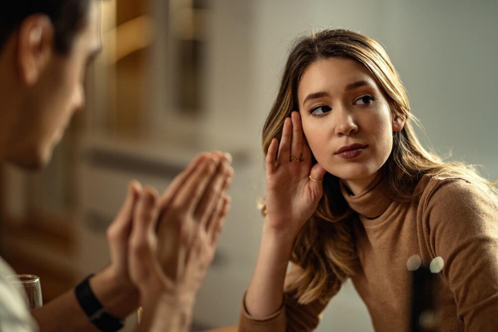 El gaslighting es una forma de violencia psicológica que mina la confianza en uno mismo. Conoce sus señales y cómo actuar frente a esta manipulación.