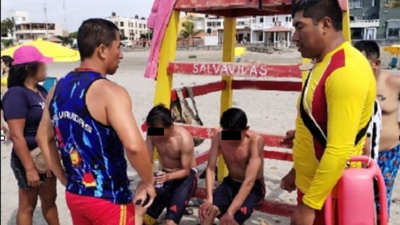 Personal de Salvataje de la Policía Nacional, tras denodados esfuerzos, auxiliaron a dos menores de edad y un joven.