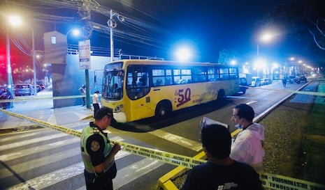 Atacan dos buses con pasajeros en pleno recorrido en Lima: Arrojan granada a uno y disparan a otro