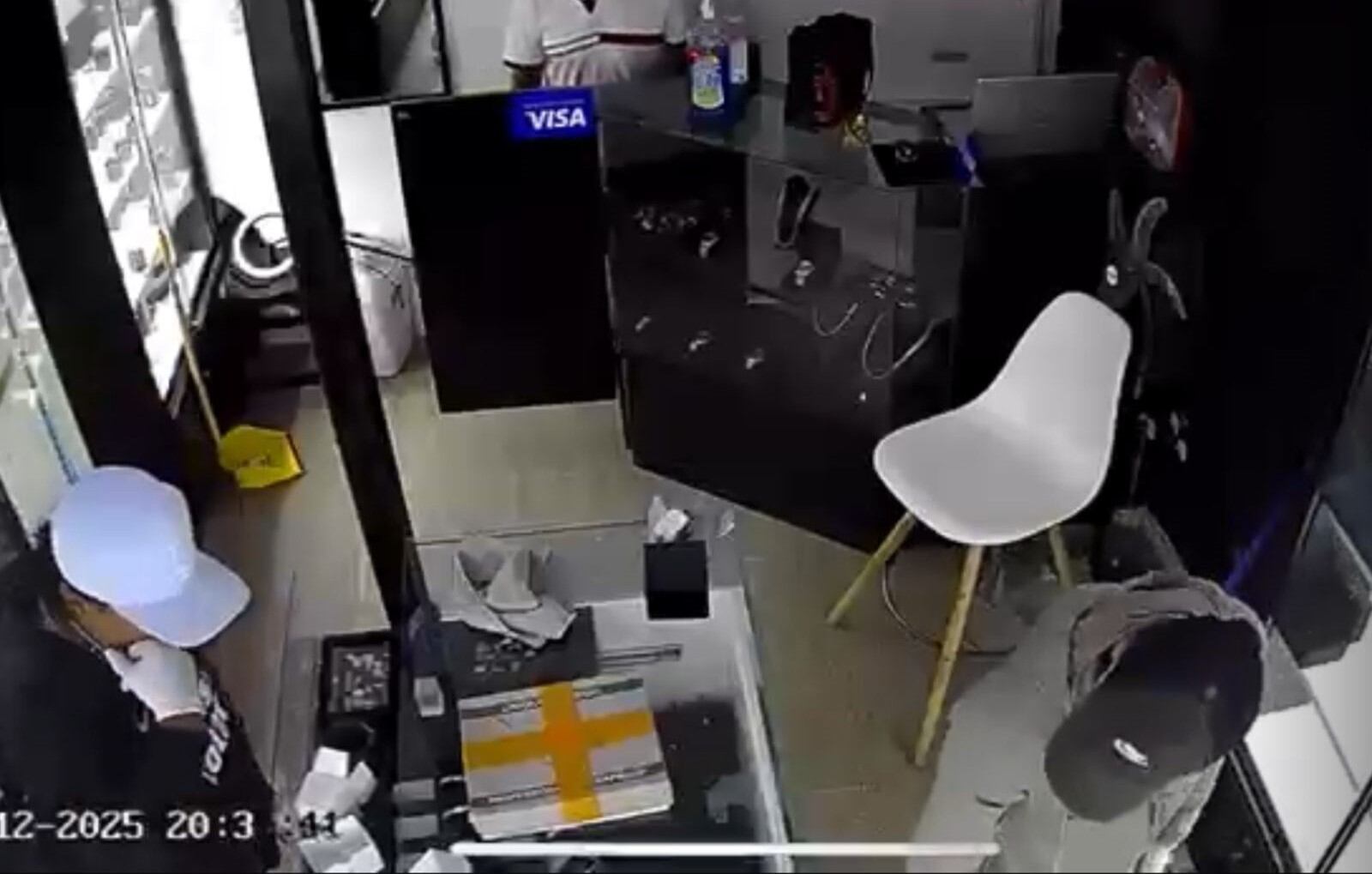 Delincuentes con gorros y mascarillas redujeron a trabajador de una conocida tienda cerca al óvalo Grau