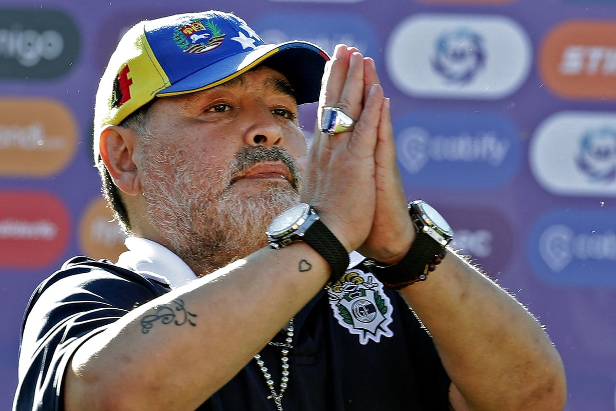 El exfutbolista, Diego Armando Maradona, hace un gesto a los en el estadio El Bosque, en La Plata, provincia de Buenos Aires, Argentina, el 2 de noviembre de 2019. (ALEJANDRO PAGNI / AFP)