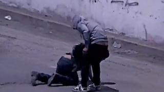 San Juan de Miraflores: Hombre propina brutal patada a transeúnte para robarle sus pertenencias