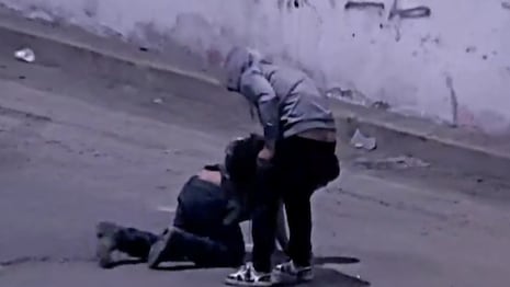 San Juan de Miraflores: Hombre propina brutal patada a transeúnte para robarle sus pertenencias