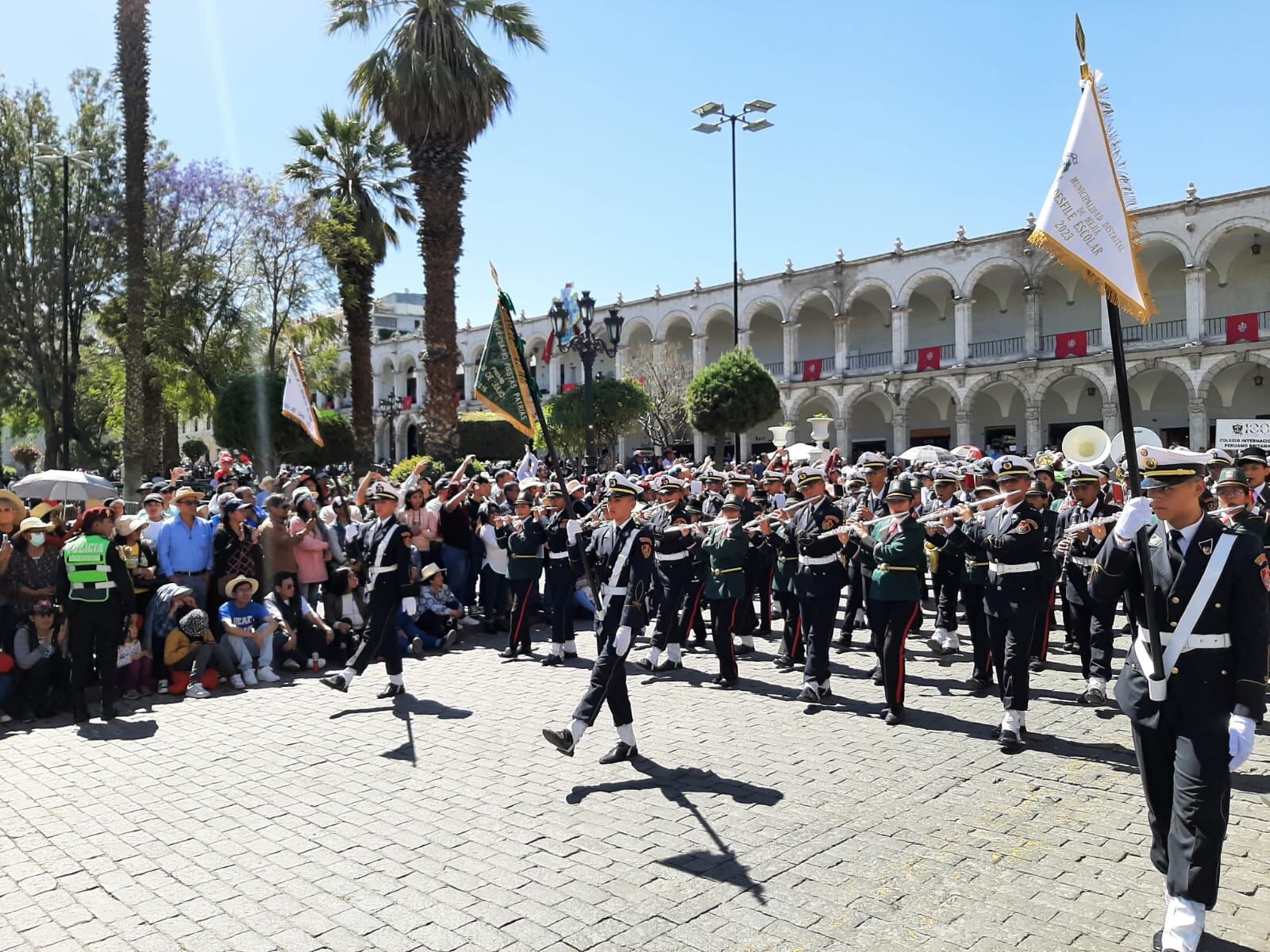 Estudiantes rinden homenaje a la Ciudad Blanca. (Foto: Graciela Fernández)