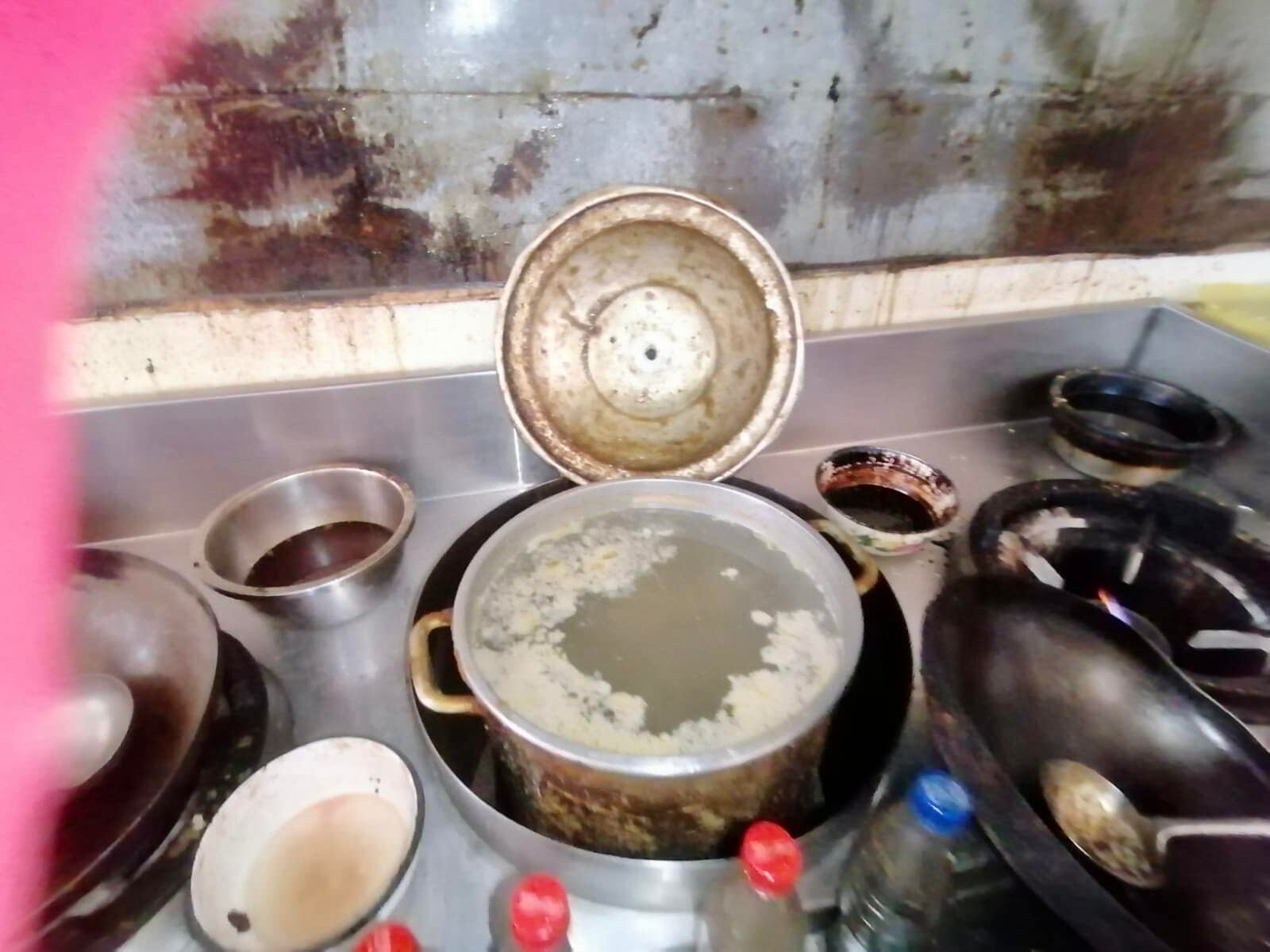 Alimentos se preparaban en pésimas condiciones, advirtieron las autoridades durante inspección.