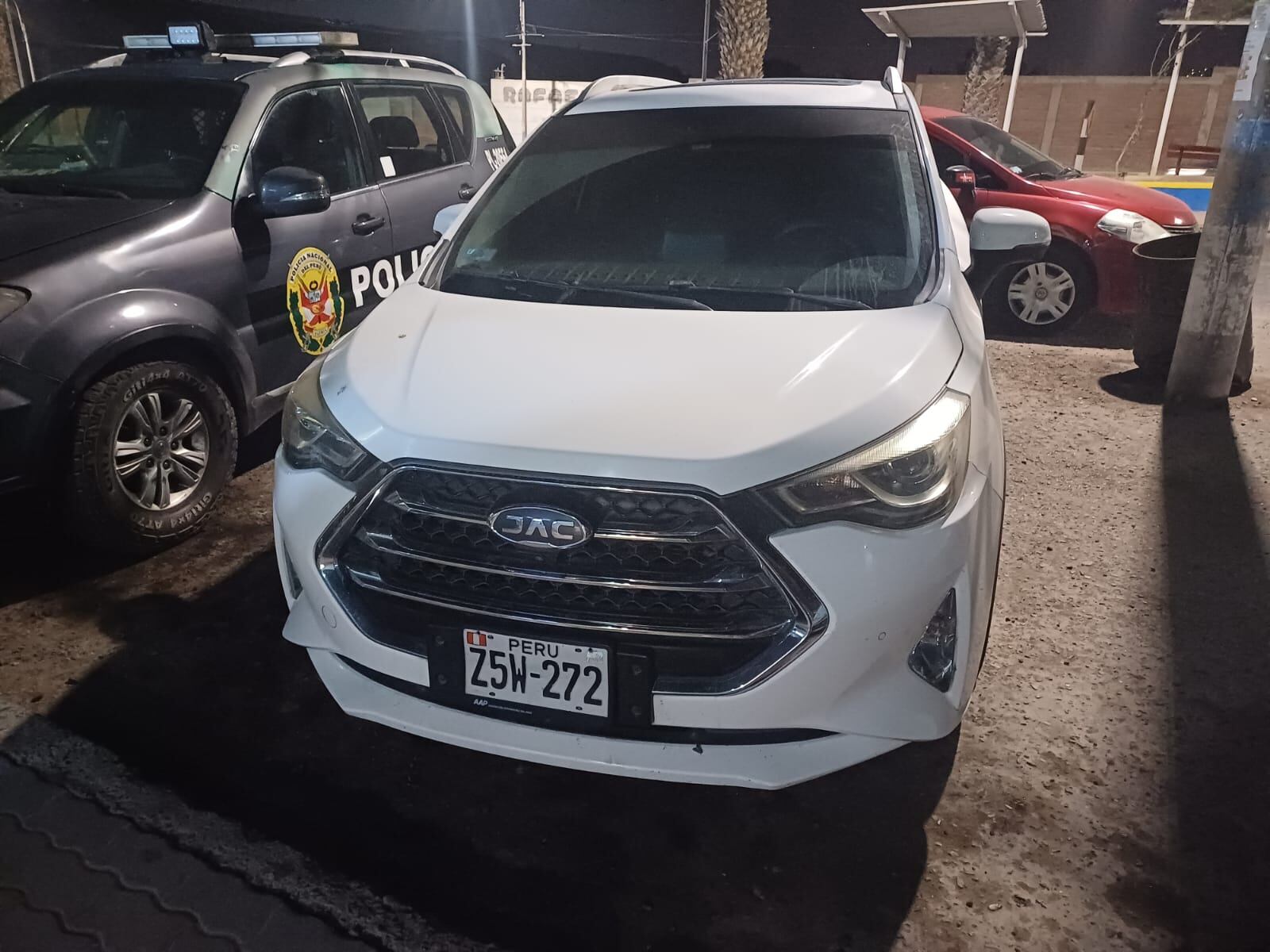 Fue sindicado de chocar su camioneta JAC color blanco de matrícula Z5W-272 contra un portón metálico. (Foto: Difusión)