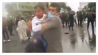 Facebook: hombre salva a niño perdido de bombas lacrimógenas en huelga docente (VIDEO)