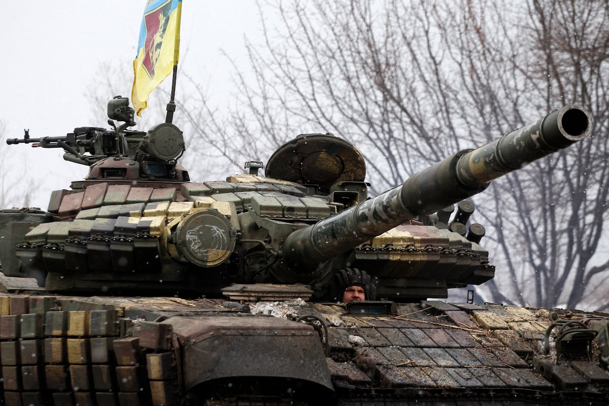 Un militar de las Fuerzas Militares de Ucrania ocupa un puesto en la región de Luhansk el 11 de marzo de 2022. (Foto: Anatolii Stepanov / AFP)