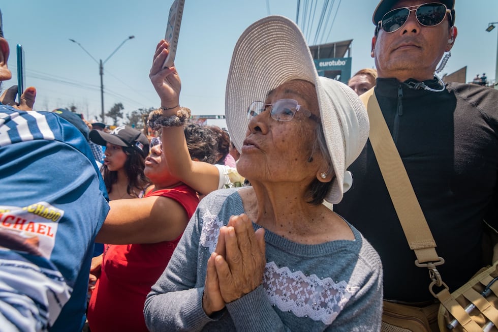 Fe y devoción. Cientos de fieles esperaron para encomendarse a la "Mamita".