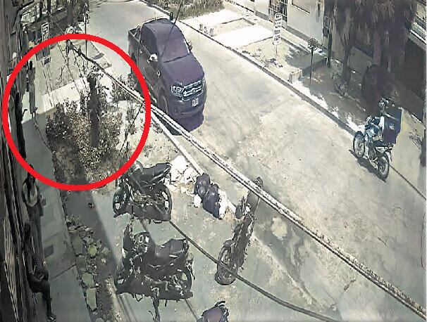 Cuatro hampones armados, que iban en motocicleta, interceptaron a la mujer de negocios y a su amiga en el centro de Piura.