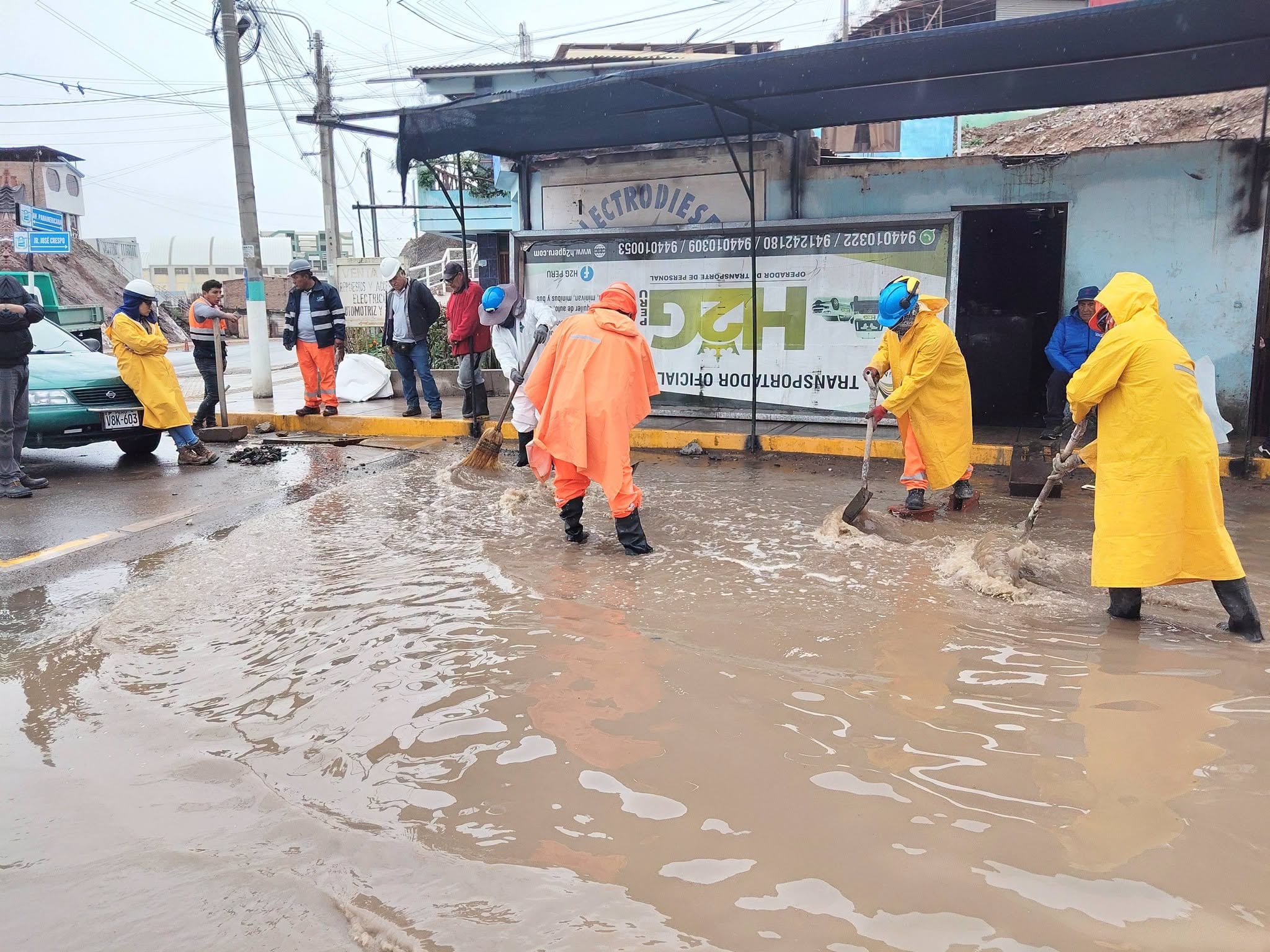 Personal retira el agua almacecnada con escobas por falta de motobombas en Mollendo
