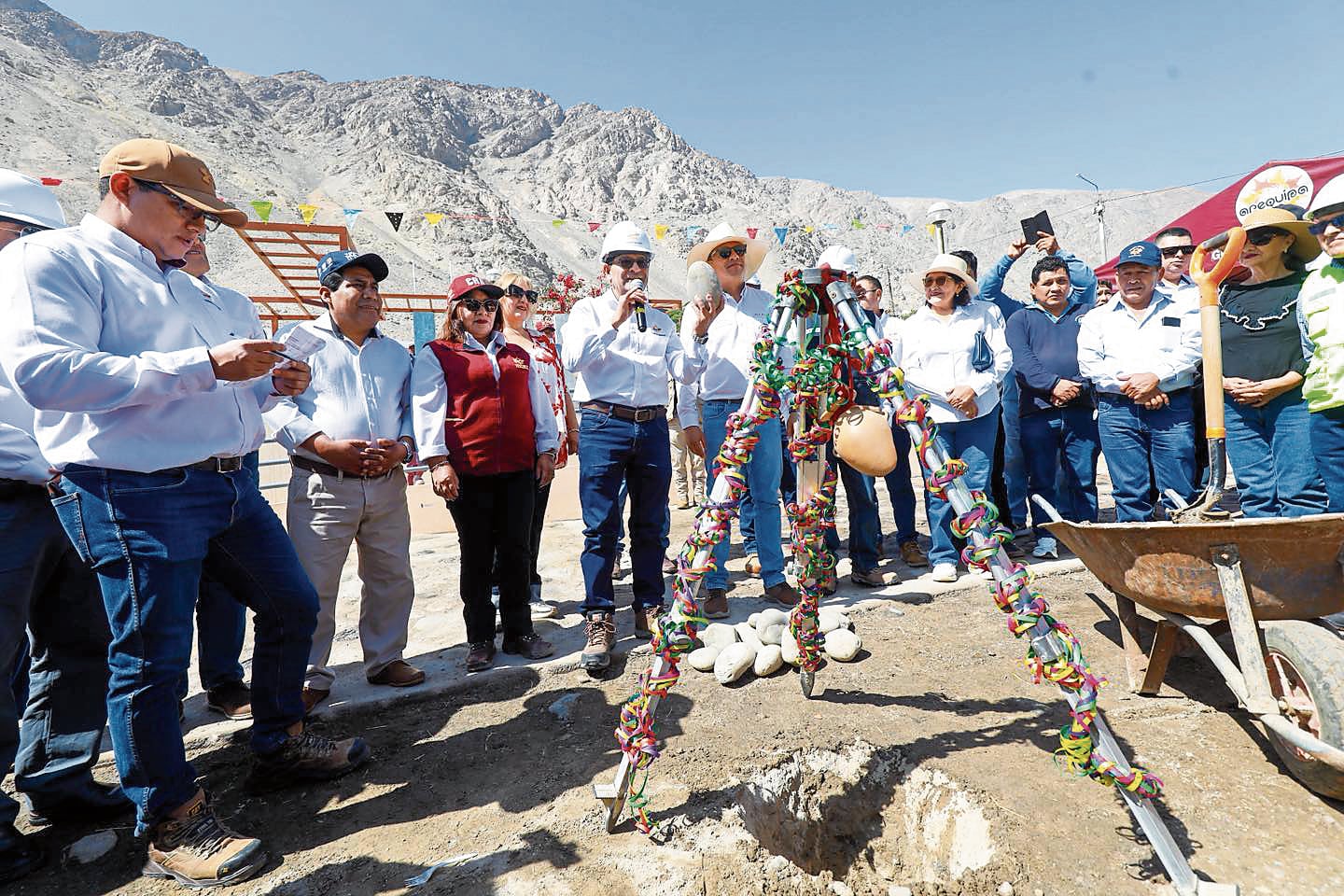 Autoridades de Arequipa hicieron ceremonia por reinicio de obra en el tramo final de la carretera Punta Colorada–Sahuaní. Foto: GEC.
