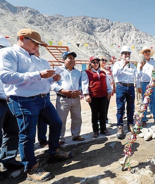 Autoridades de Arequipa hicieron ceremonia por reinicio de obra en el tramo final de la carretera Punta Colorada–Sahuaní. Foto: GEC.