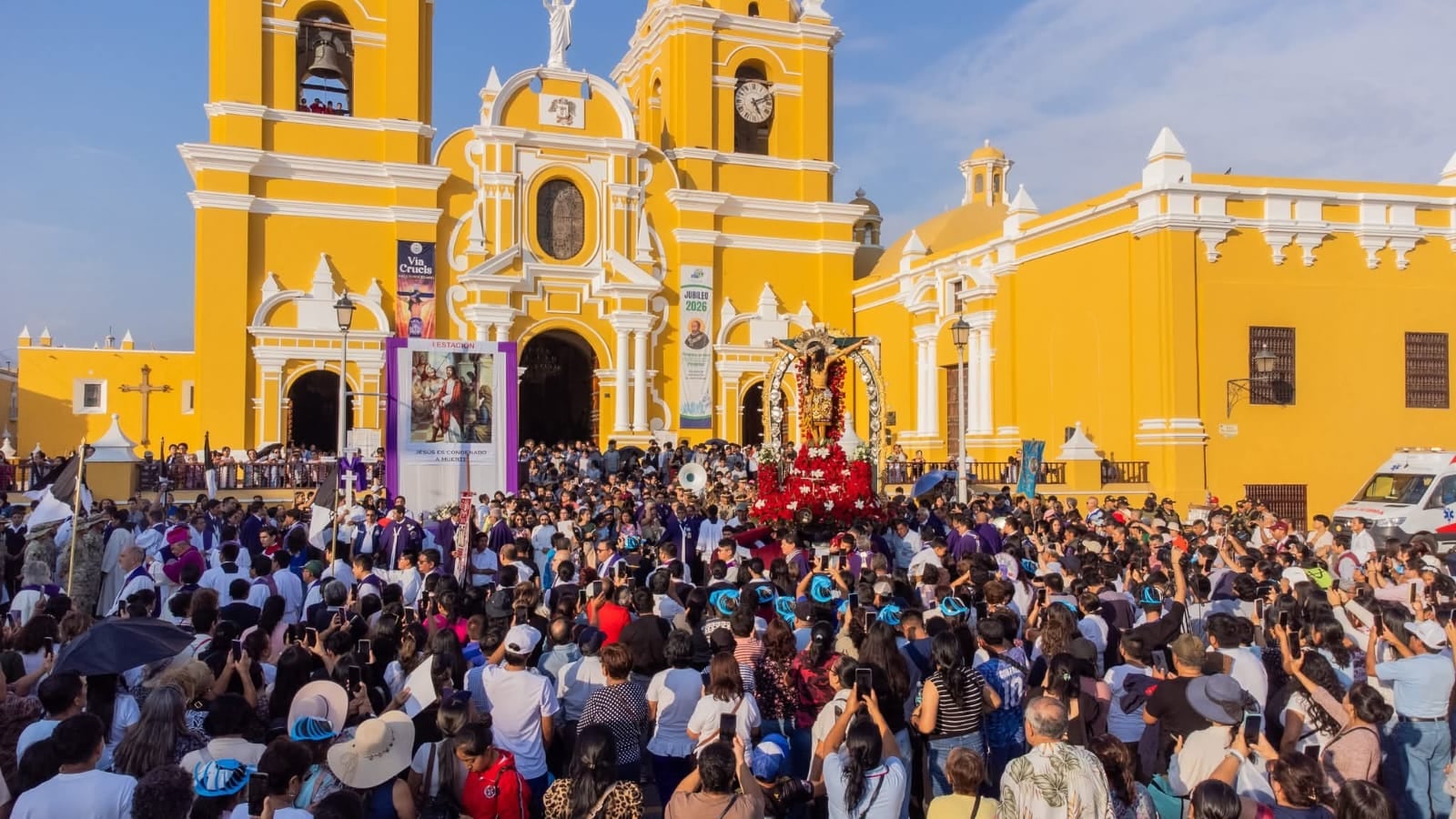 Arzobispado conmemoró la pasión, muerte y resurrección del Señor Jesús recorriendo en procesión las 14 estaciones.