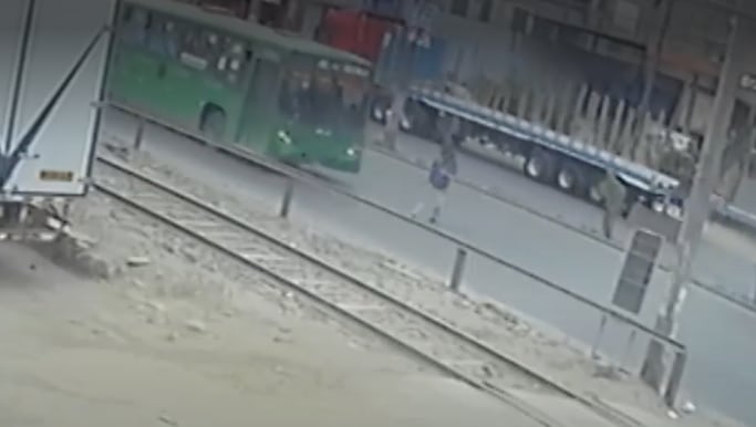 El accidente ocurrió cuando la víctima intentaba cruzar la transitada vía. Vecinos advierten que la zona carece de infraestructura segura para peatones. (Imágenes de América Noticias)