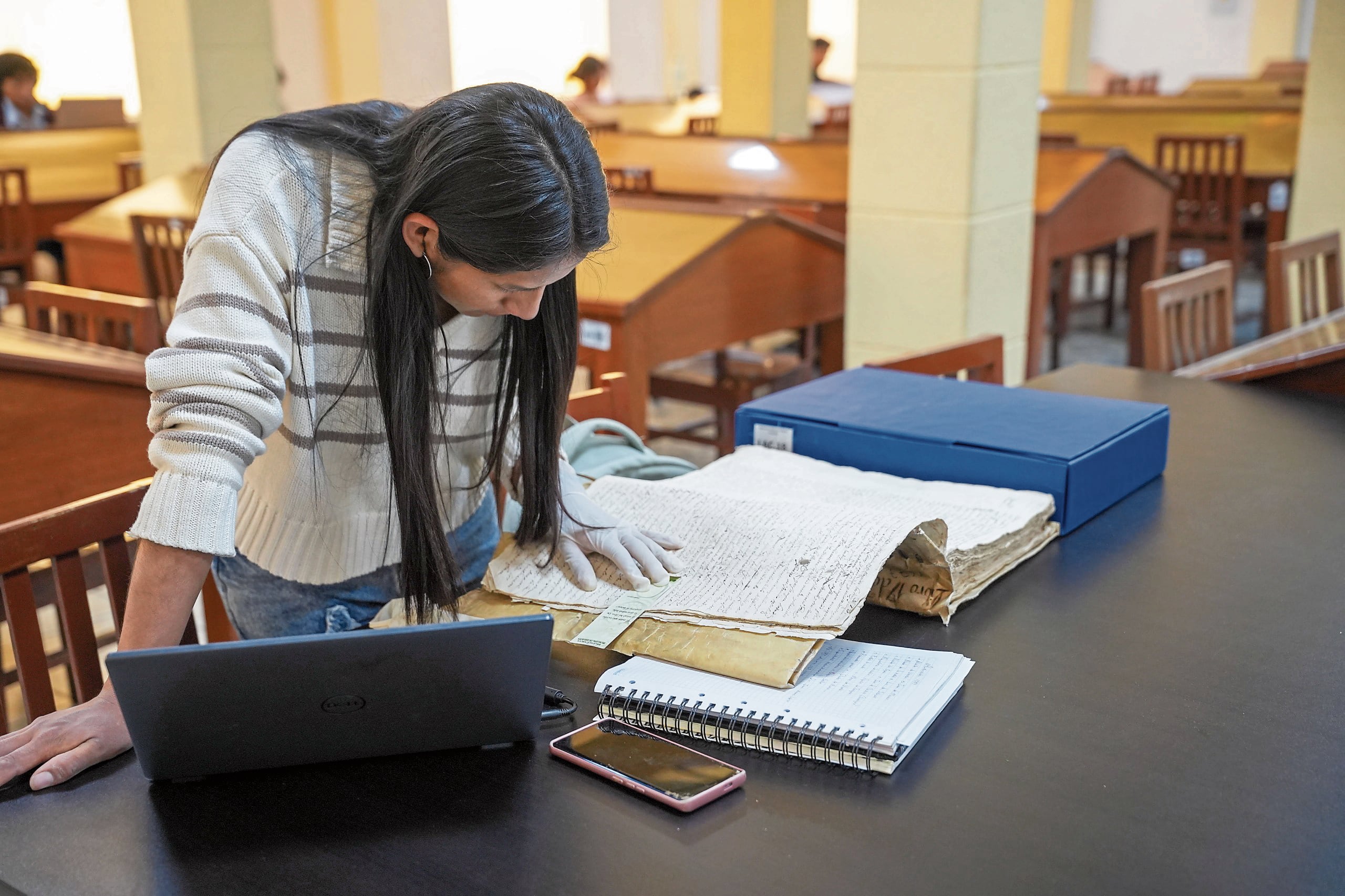 Los textos son tratados con cuidado en la Biblioteca Municipal. Foto: Municipalidad Provincial de Arequipa.