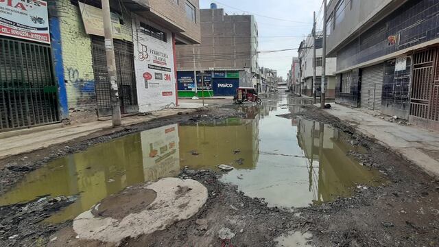 Colapso de desagües inunda calles de ingreso al distrito de José Leonardo Ortiz