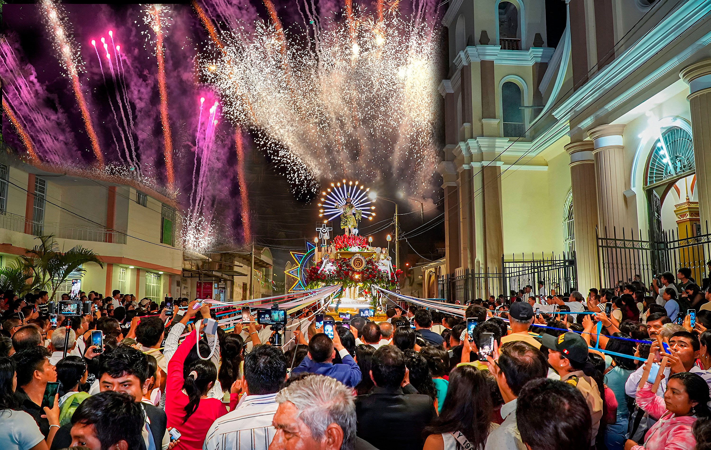 El "Encuentro" fue el punto culminante de la procesión del Domingo de Resurrección en Catacaos.