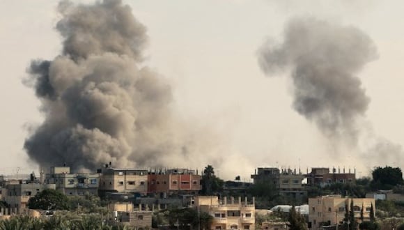 El humo sale del cruce fronterizo de Rafah en Gaza con Egipto durante un ataque aéreo israelí el 10 de octubre de 2023. El cruce fronterizo de Gaza con Egipto, el único que pasa por alto a Israel, fue alcanzado por un ataque aéreo israelí el 10 de octubre de 2023 por segunda vez en 24 horas, dijeron testigos y un grupo de derechos humanos. (Foto de SAID KHATIB / AFP)