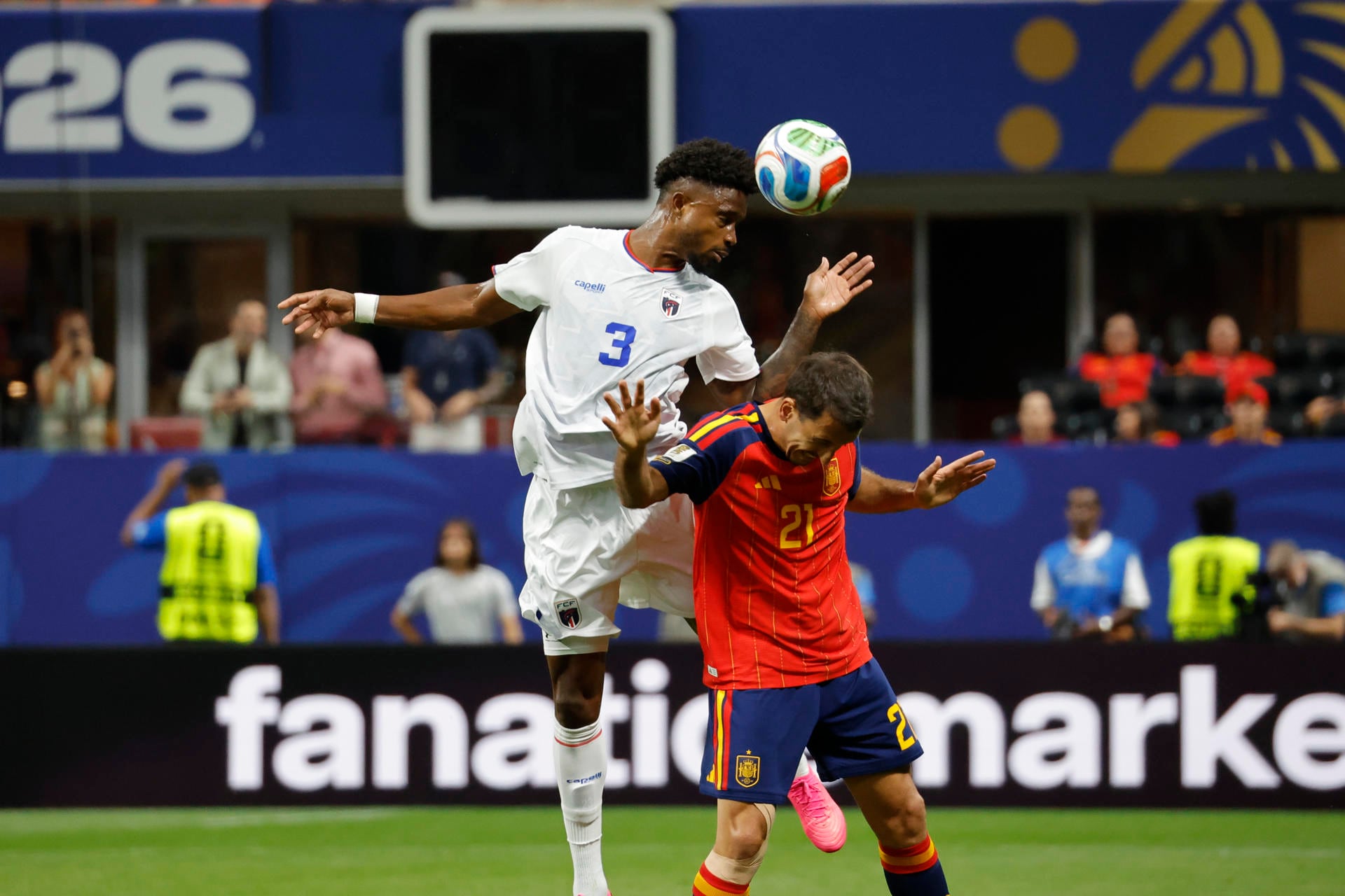 ATLANTA (ESTADOS UNIDOS), 15/06/2026.- El delantero de España Mikel Oyarzabal (d) pelea un balón con el defensa de Cabo Verde Diney durante el partido del grupo H del Mundial 2026 entre España y Cabo Verde, este lunes en el Estadio Atlanta. (Foto: EFE/ Lavandeira Jr)