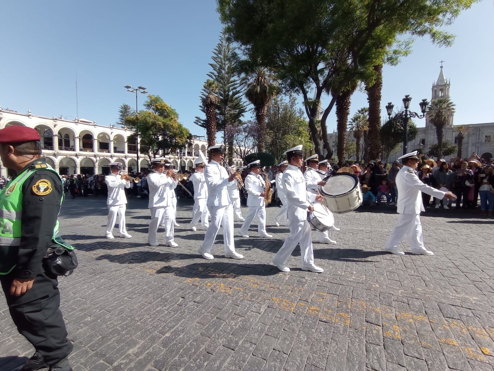 Desfile de honor en la Plaza de Armas de Arequipa. (Foto: Yorch Huamaní)