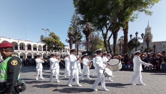 Desfile de honor en la Plaza de Armas de Arequipa. (Foto: Yorch Huamaní)