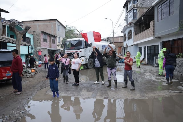 Keiko Fujimori inspecciona zonas afectadas por lluvias en Villa María del Triunfo