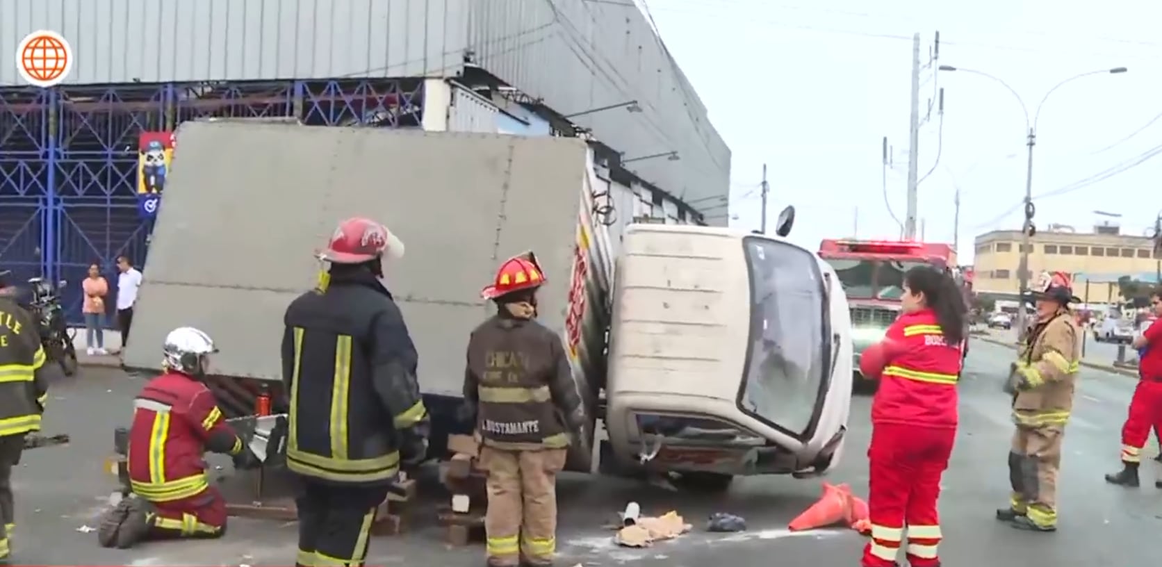 Un accidente de tránsito ocurrido en el Cercado de Lima mantiene cerrada la avenida Argentina en sentido Callao–Lima, generando congestión vehicular. (Captura de América Noticias)