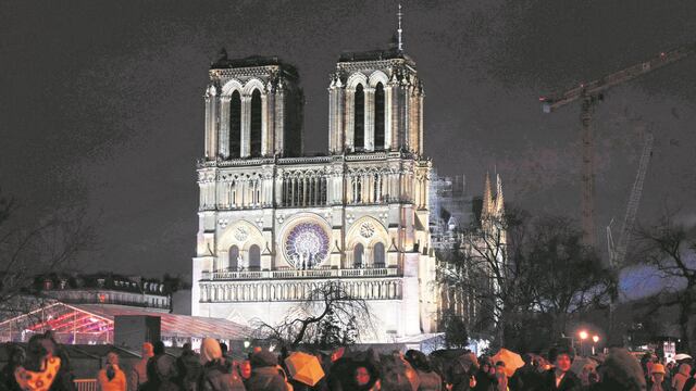 Miles soportaron la lluvia parisina para asistir al evento.