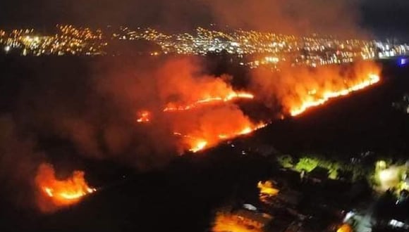 Un gran incendio forestal se registró en los alrededores del aeropuerto de Tingo María. (Foto: Iquitos al Rojo Vivo/Facebook)