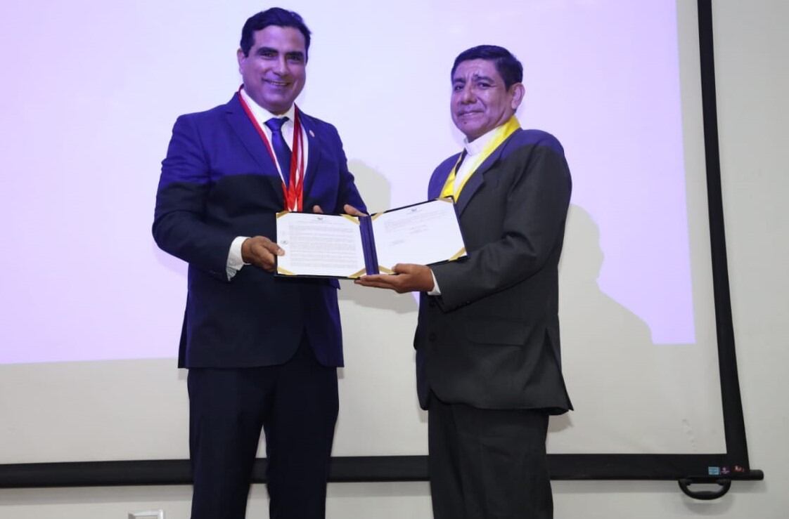 Condecoran a padre Martín Chero por su labor durante la pandemia de la COVID-19