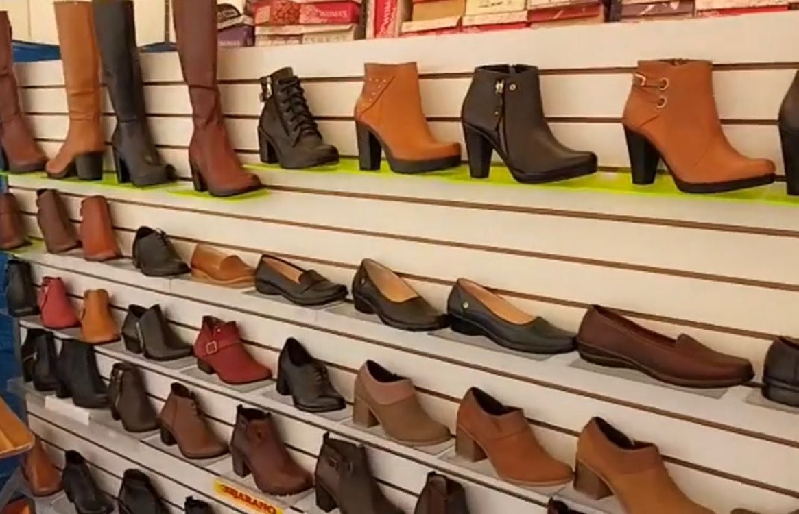 Diferentes tipos de calzado se expenden en la Plaza España. (Foto: Difusión)