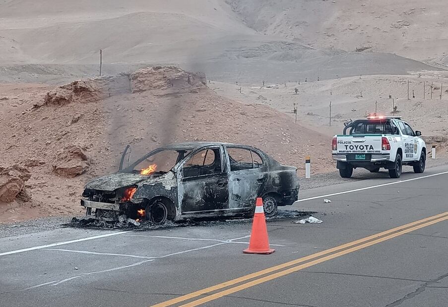 El fuego consumió todas las partes inflamables del vehículo y solo dejó la lata de la carrocería