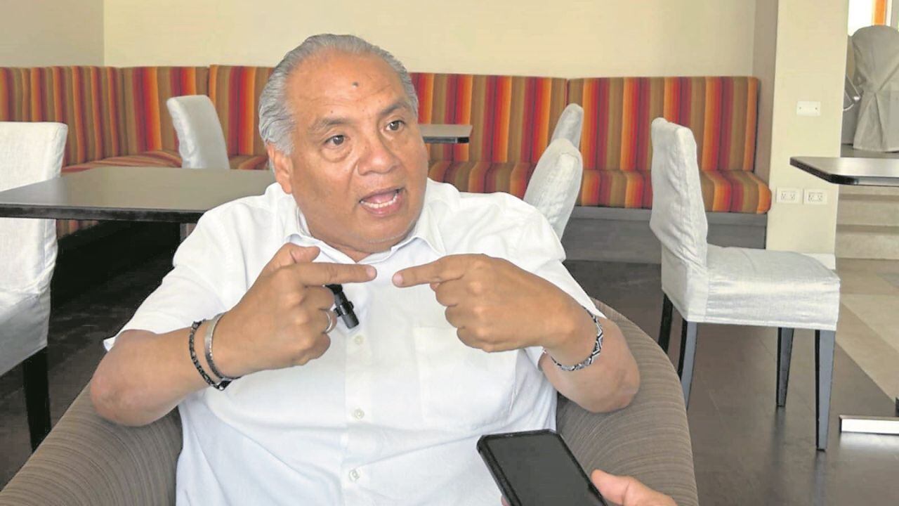 El dirigente apepista arremetió contra el líder de Podemos Perú en La Libertad por haber dicho que César Acuña “ya tiró la toalla” por irse de vacaciones en medio de la crisis.