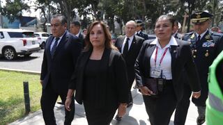 Dina Boluarte acude a la Nunciatura Apostólica tras el fallecimiento del papa Francisco