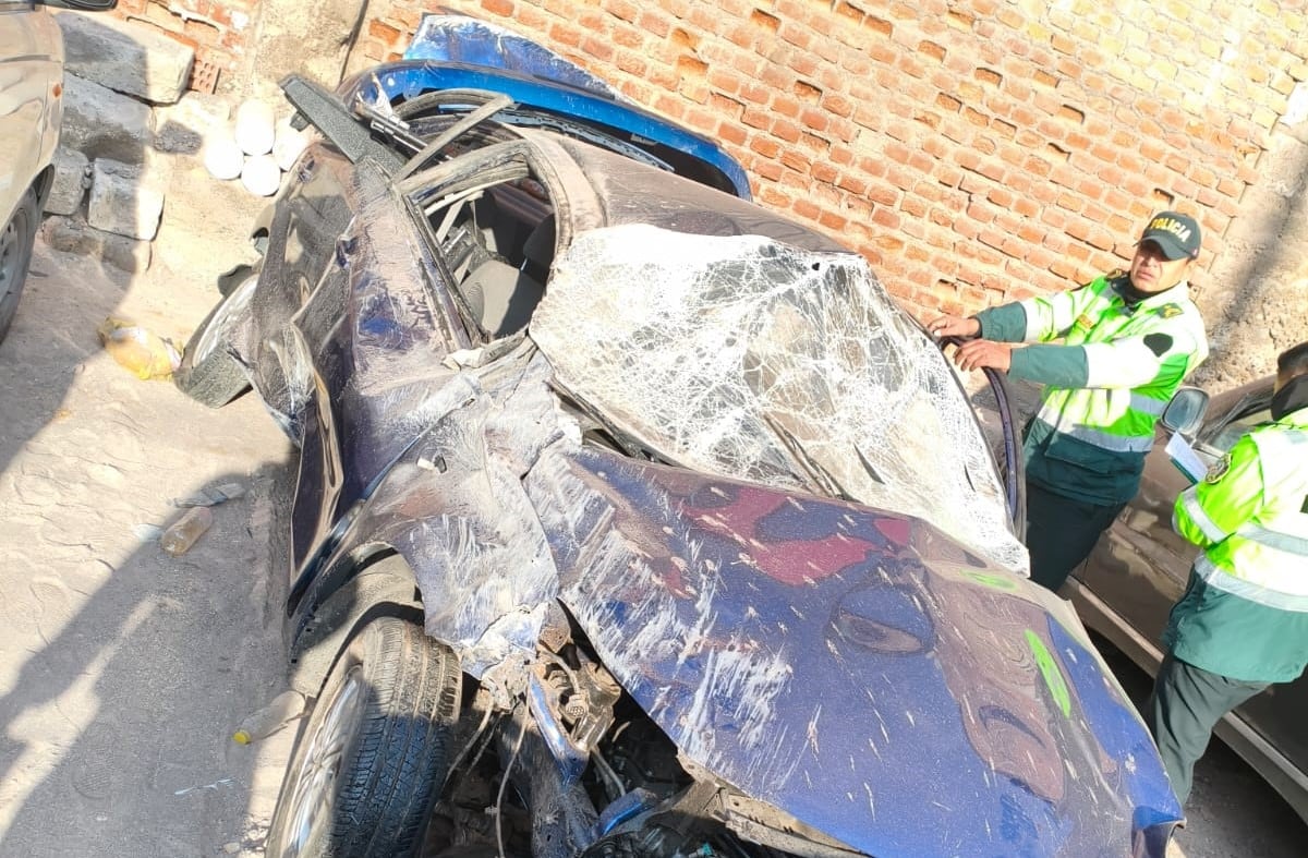 Vehículo terminó con daños. Foto: GEC.